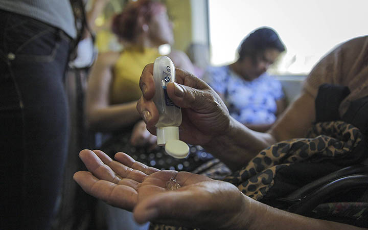 Mulher passando álcool em gel - Para prevenir do coronavírus Mulher passando álcool em gel - Para prevenir do coronavírus