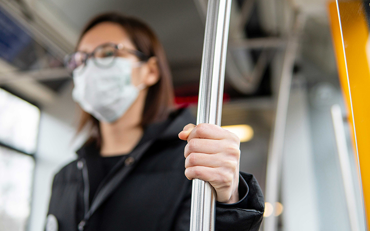 Mulher segurando em apoio dentro do ônibus Mulher segurando em apoio dentro do ônibus