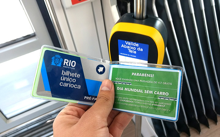Pessoa segurando o Bilhete Único Carioca Pessoa segurando o Bilhete Único Carioca