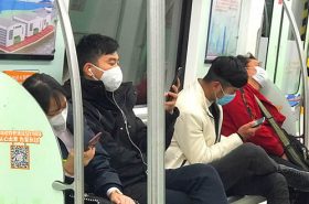 Pessoas com máscara dentro do transporte público - Prevenir do coronavírus