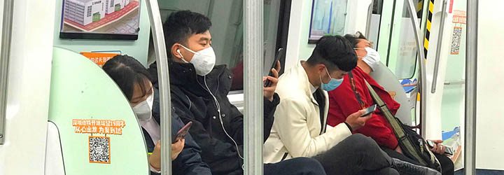 Pessoas com máscara dentro do transporte público - Prevenir do coronavírus Pessoas com máscara dentro do transporte público - Prevenir do coronavírus