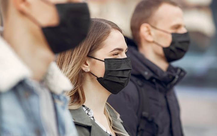 Pessoas de máscaras se cuidando do coronavírus Pessoas de máscaras se cuidando do coronavírus