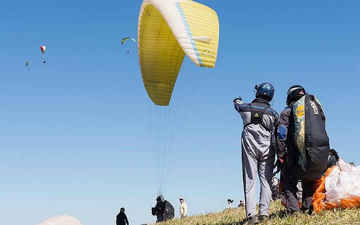 Pessoas na rampa para descer de parapente no Rio de Janeiro Pessoas na rampa para descer de parapente no Rio de Janeiro