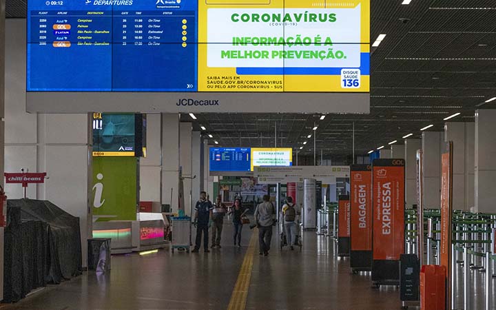 Telão informativo do Coronavírus em aeroporto Telão informativo do Coronavírus em aeroporto