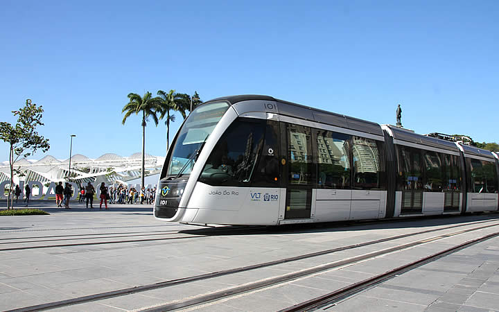 VLT em frente ao museu do amanhã no Rio de Janeiro VLT em frente ao museu do amanhã no Rio de Janeiro