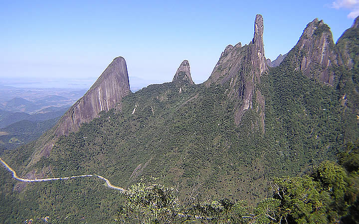 Vista da Trilha Cartão Postal na Serra dos órgãos Vista da Trilha Cartão Postal na Serra dos órgãos