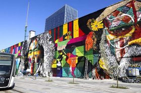 VLT Rio passando em frente ao mural e etnias