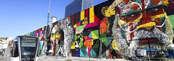 VLT Rio passando em frente ao mural e etnias VLT Rio passando em frente ao mural e etnias