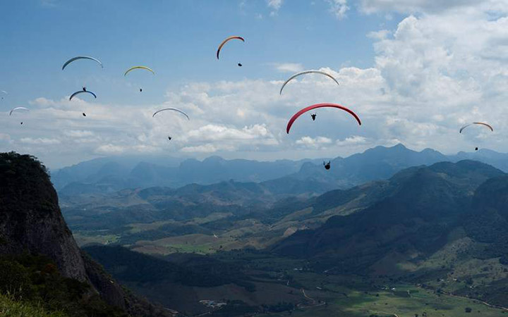 Voo livre de paraglider Voo livre de paraglider