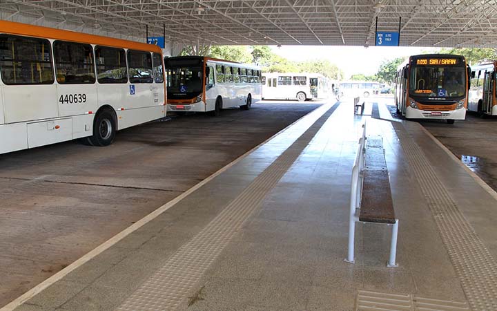 Ônibus no terminal Ônibus no terminal