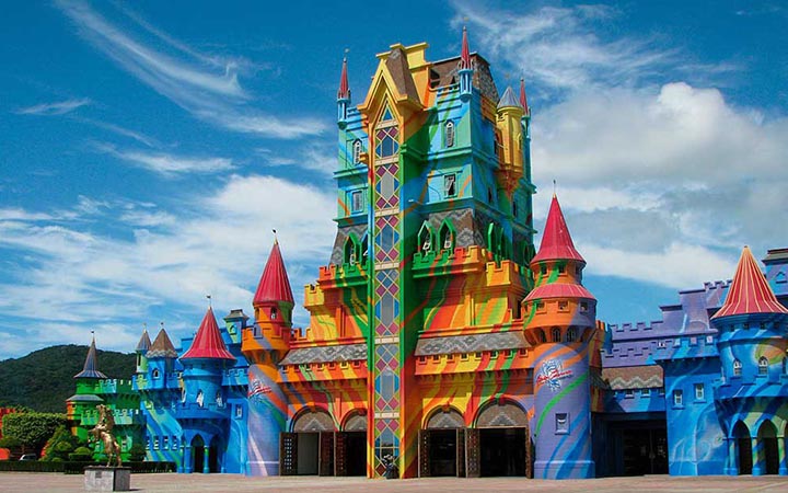 Prédio colorido do Beto Carreto World