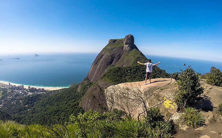 Homem no topo da pedra Bonita no Rio de Janeiro Homem no topo da pedra Bonita no Rio de Janeiro