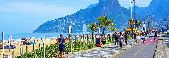 Leblon - Pessoa correndo na calçada próximo a orla da praia Leblon - Pessoa correndo na calçada próximo a orla da praia