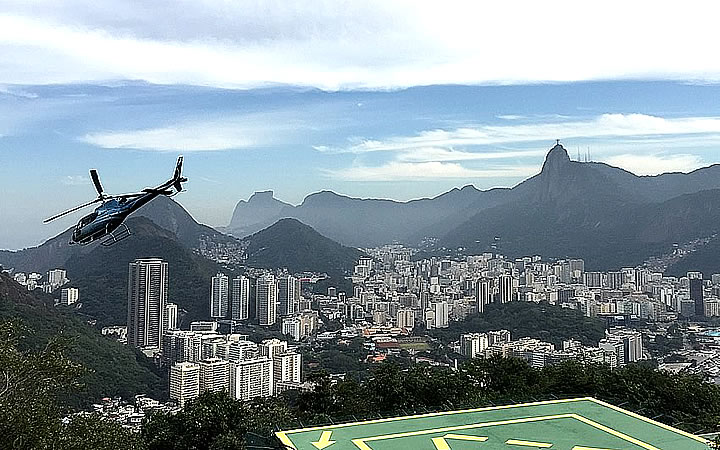 Passeio de helicóptero sobre a trilha do Urca Passeio de helicóptero sobre a trilha do Urca
