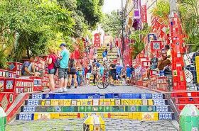 Pessoas na escadaria de Santa Teresa