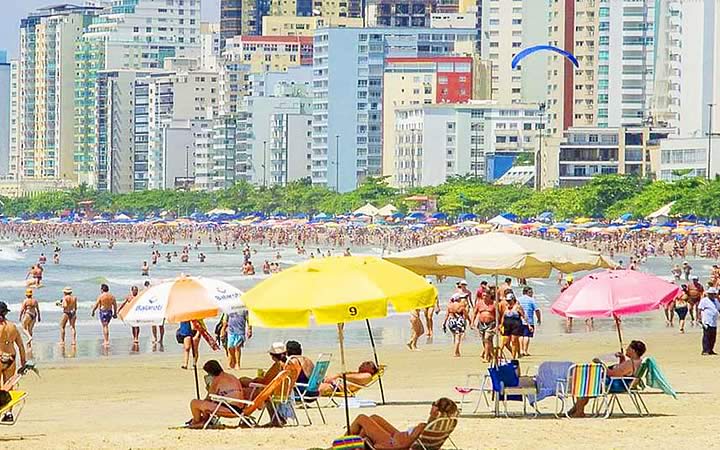 Pessoas na praia central de Balneário