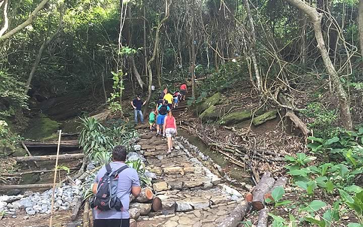 Pessoas subindo escadaria da Trilha do Morro da Urca Pessoas subindo escadaria da Trilha do Morro da Urca