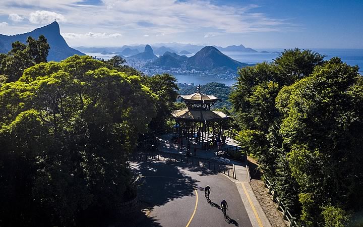 Vista aérea da para o morro do corcovado e pão de açúcar Vista aérea da para o morro do corcovado e pão de açúcar