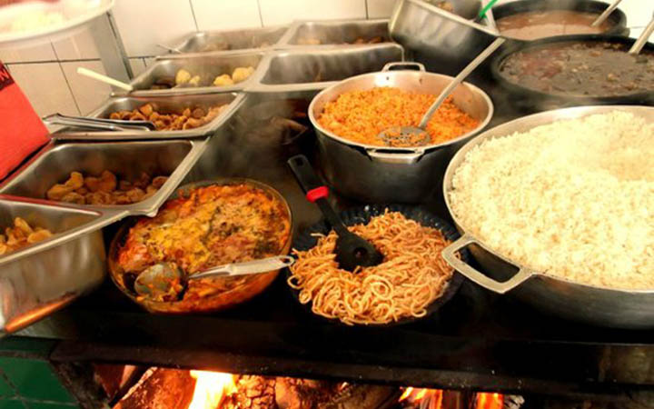 Comida no fogão a lenha Comida no fogão a lenha