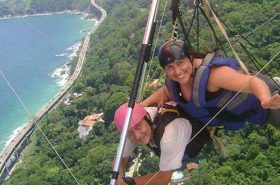 Pessoas voando de asa delta no Rio de Janeiro