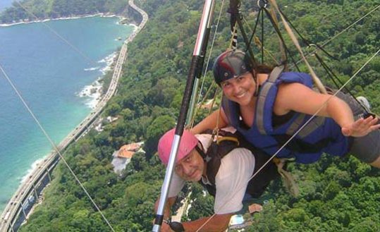 Pessoas voando de asa delta no Rio de Janeiro