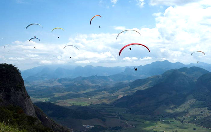 Voo de parapente na Rampa de Ubá no Espírito Santo