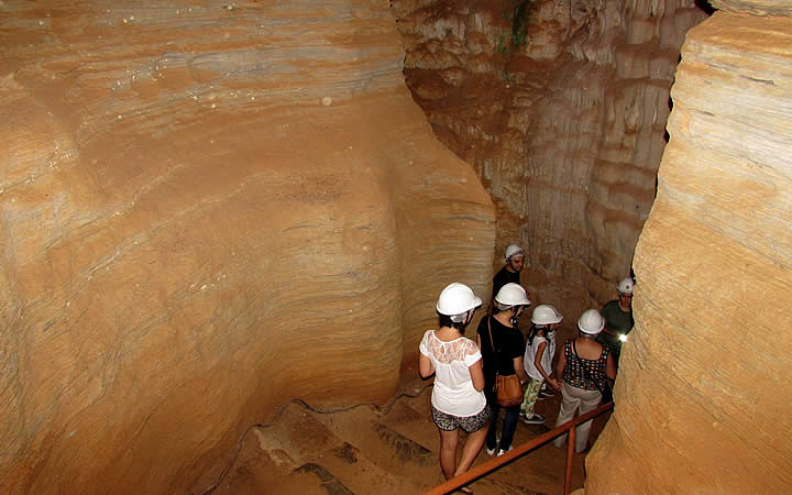 Pessoas Dentro Da Gruta
