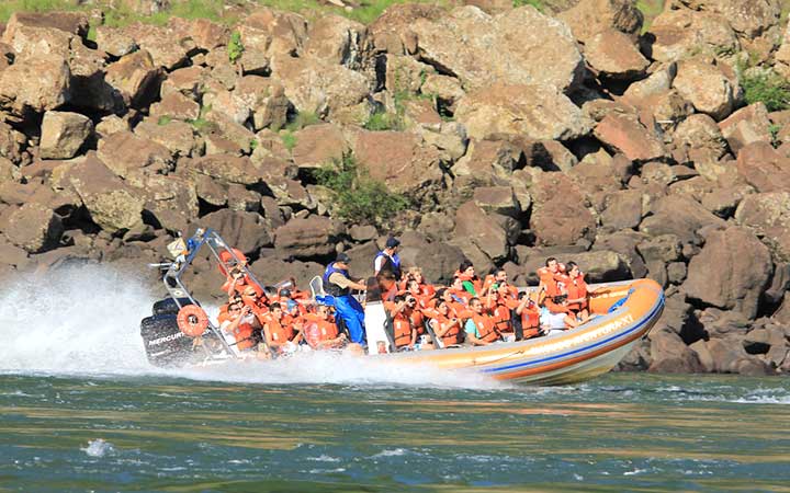 Pessoas passeando de barco Macuco Safari