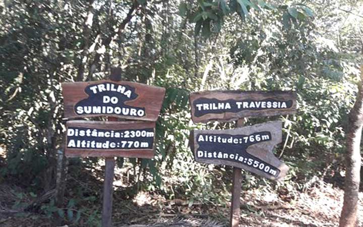 Placas da Trilha do Sumidouro e Trilha da Travessia - Parque estadual do Sumidouro