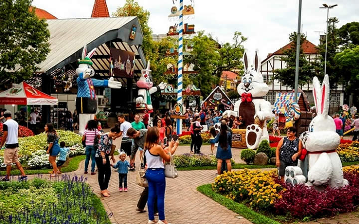 Pessoas Conhecendo Decoração de Páscoa Campos do Jordão Pessoas Conhecendo Decoração de Páscoa Campos do Jordão