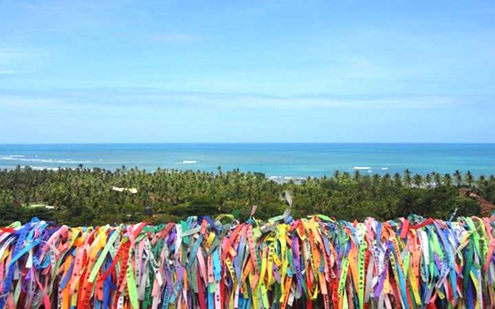 Fitas amarradas em cercas em Arraial d'Ajuda - Bahia