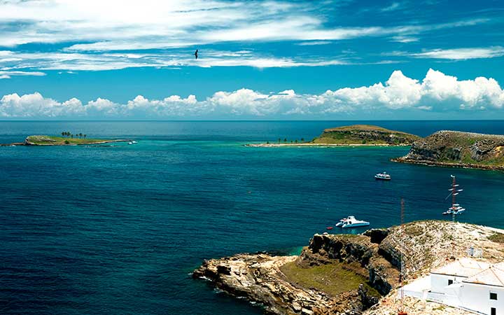 Barcos próximos das Ilhas no arquipélago dos Abrolhos - Bahia Barcos próximos das Ilhas no arquipélago dos Abrolhos - Bahia