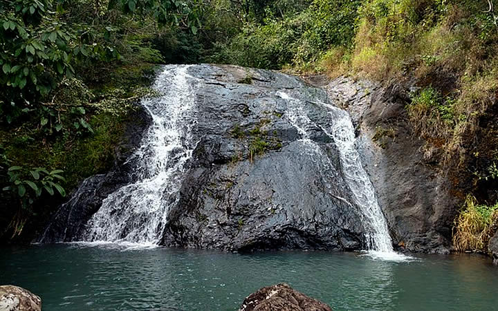 Cachoeira e vegetação Sete Quedas - Águas da Prata Cachoeira e vegetação Sete Quedas - Águas da Prata