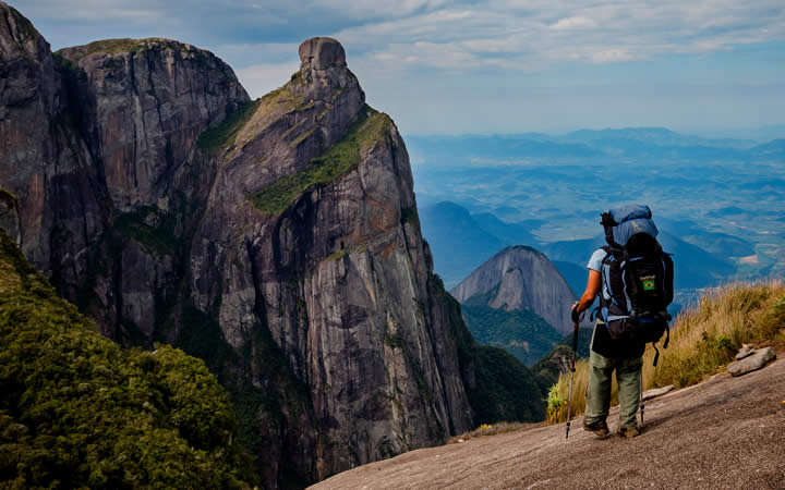 Pessoa em cima de uma pedra apreciando a vista Pessoa em cima de uma pedra apreciando a vista - Parque Nacional da Serra dos Órgãos