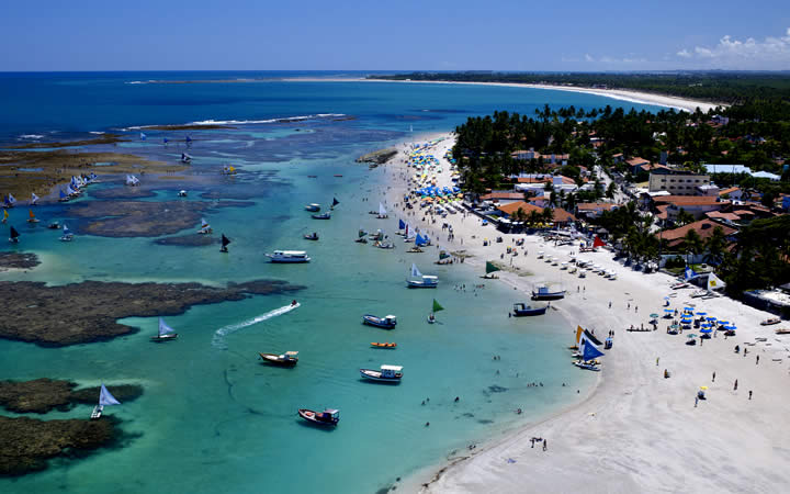 Vista aérea de praia om barcos - São José da Coroa Grande