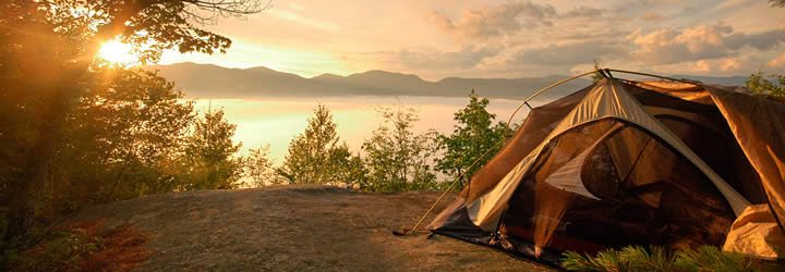 Barraca de acampamento e vegetação Barraca de acampamento e vegetação