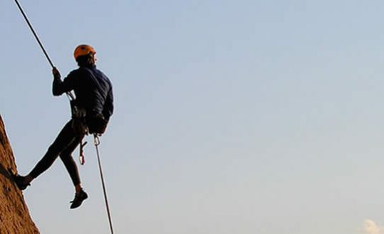 Pessoa fazendo rapel