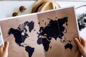Mapa, chapéu, óculos e câmera Mapa, chapéu, óculos e câmera
