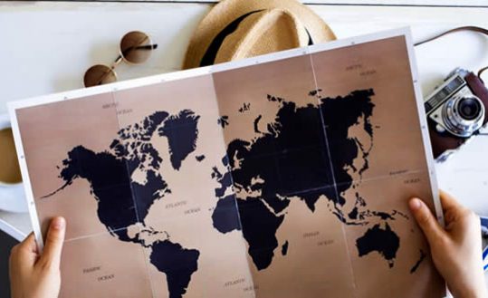 Mapa, chapéu, óculos e câmera