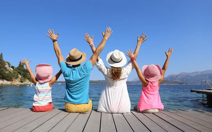 Pessoas sentadas olhando o mar