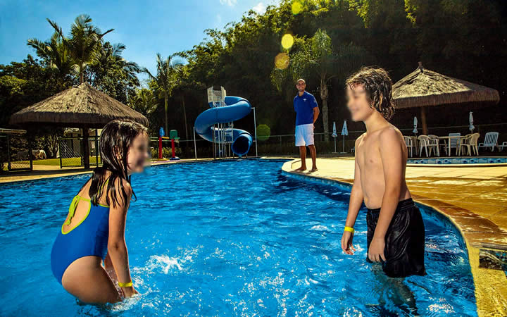 Crianças se divertindo em piscina Crianças se divertindo em piscina