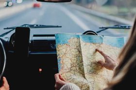 Pessoas dentro do carro com mapa de viagem