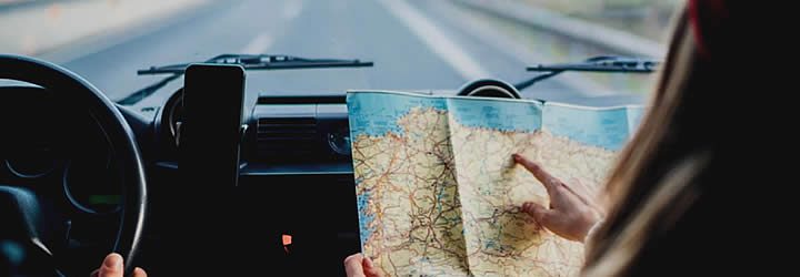 Pessoas dentro do carro com mapa de viagem Pessoas dentro do carro com mapa de viagem