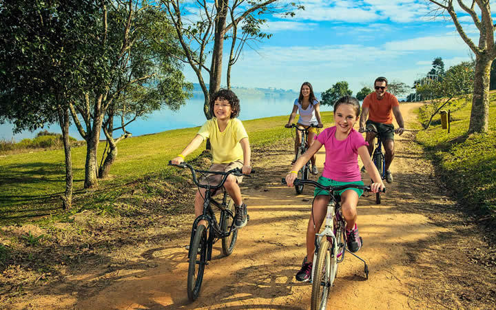 Pessoas passeando de bicicleta Pessoas passeando de bicicleta