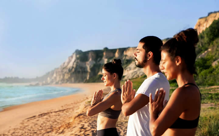 Pessoas praticando Yoga Pessoas praticando Yoga