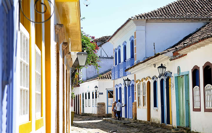Rua de pedras e casas coloridas Rua de pedras e casas coloridas