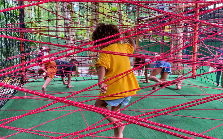 Crianças brincando na Vila Encantada - Parque dos Dinossauros Crianças brincando na Vila Encantada - Parque dos Dinossauros