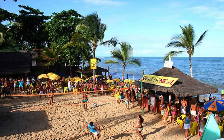 Pessoas jogando voleibol na Praia de Taperapuã em Porto Seguro Pessoas jogando voleibol na Praia de Taperapuã em Porto Seguro