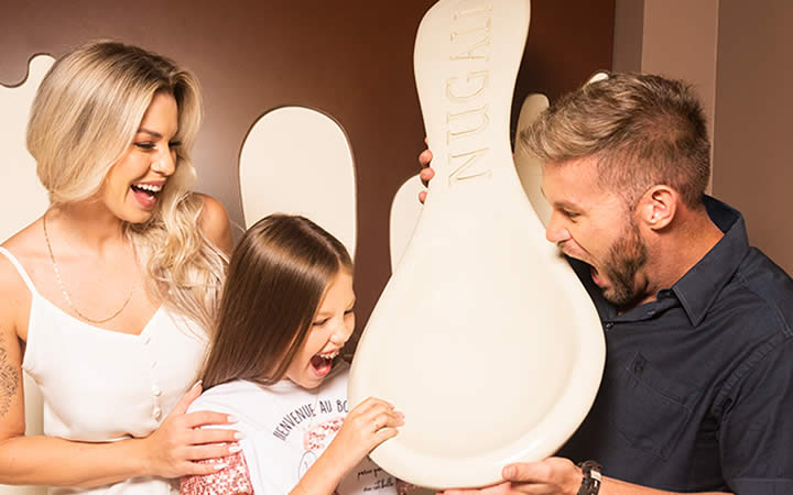 Família na fábrica de chocolate